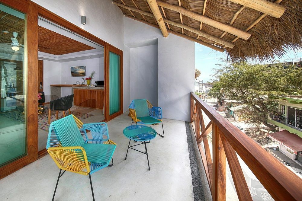 Casa Pepe Hotell Sayulita Exteriör bild Balcony of a suite at the hotel